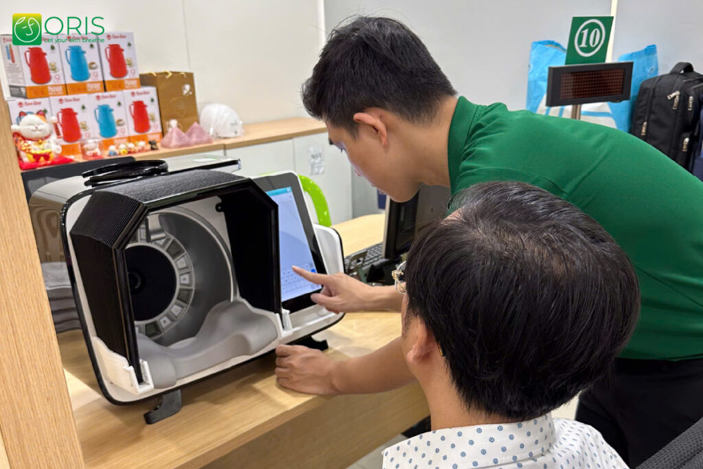 Bác sĩ ORIS hướng dẫn sử dụng máy phân tích da trong workshop chăm sóc da khoa học.