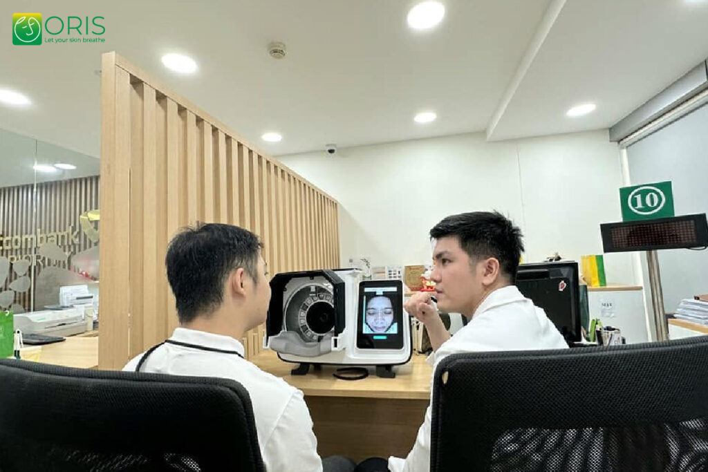 Bác sĩ ORIS tư vấn kết quả phân tích da cho khách mời tại workshop chăm sóc da khoa học.