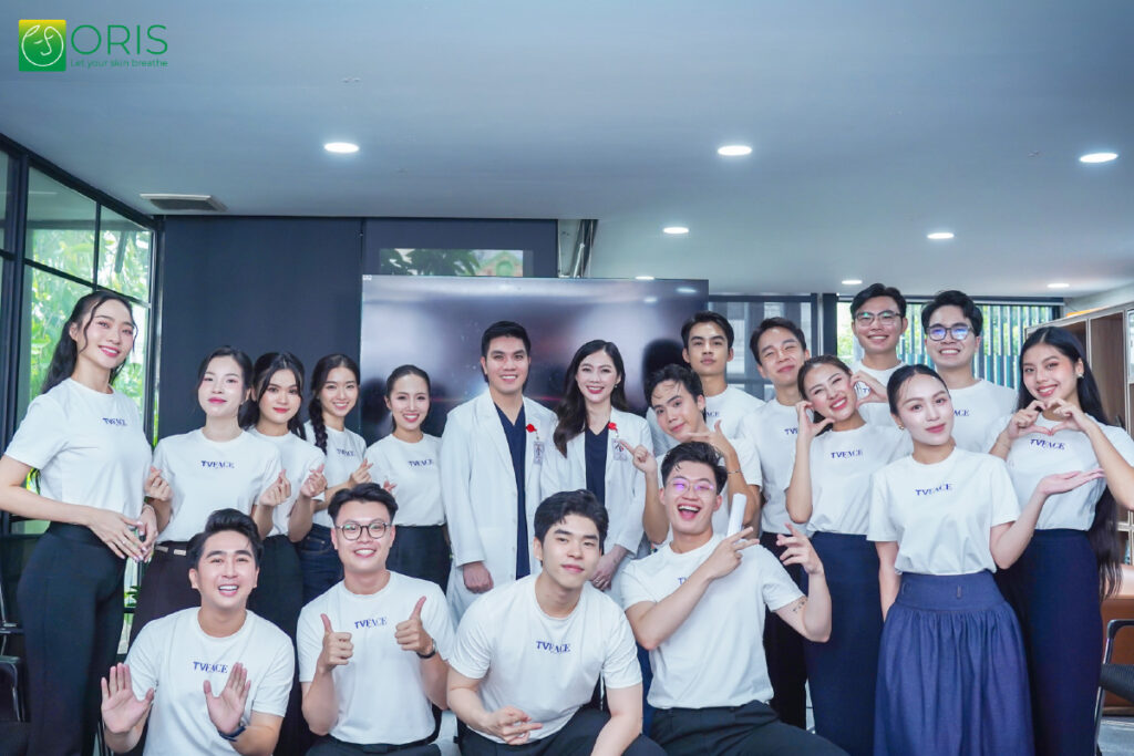 Bác sĩ ORIS chụp ảnh cùng các thí sinh The TVFace 2025.