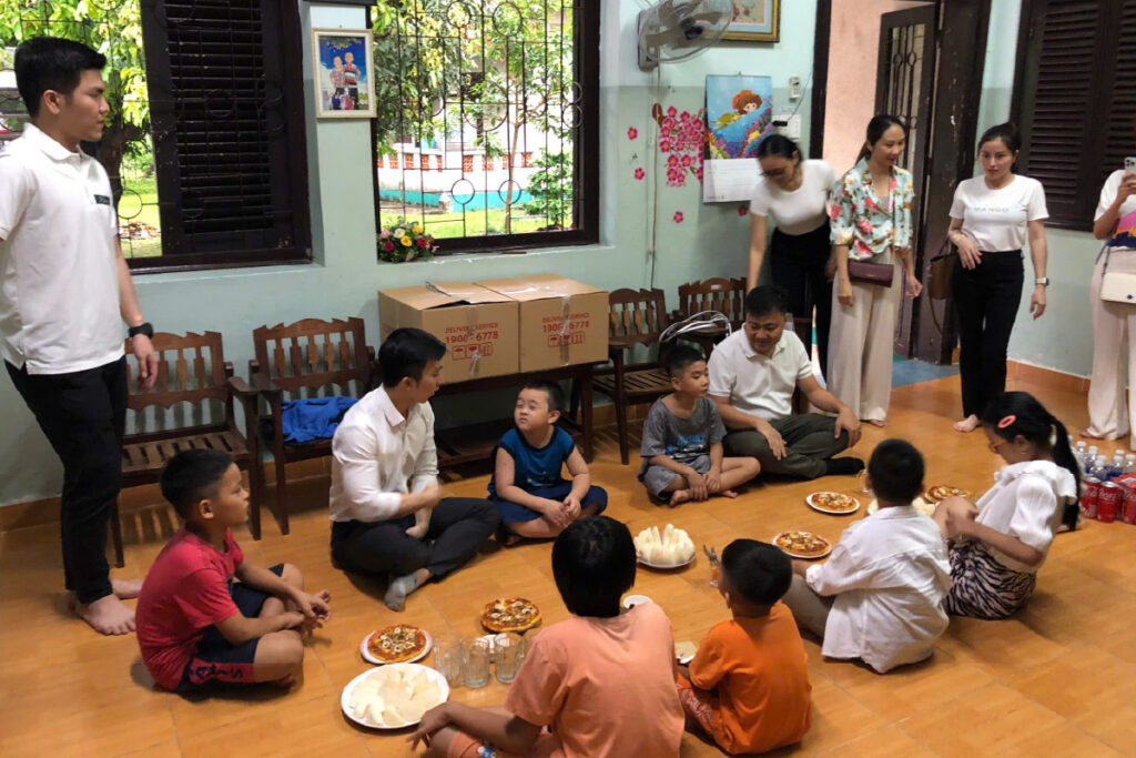 Các thành viên ORIS giao lưu, trò chuyện và sinh hoạt cùng các em nhỏ tại Làng trẻ SOS Gò Vấp.