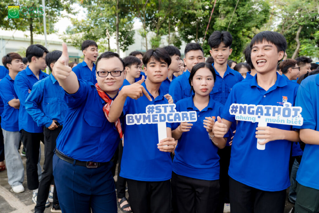 Đội ngũ ORIS Medcare cùng sinh viên chụp ảnh lưu niệm sau chương trình.