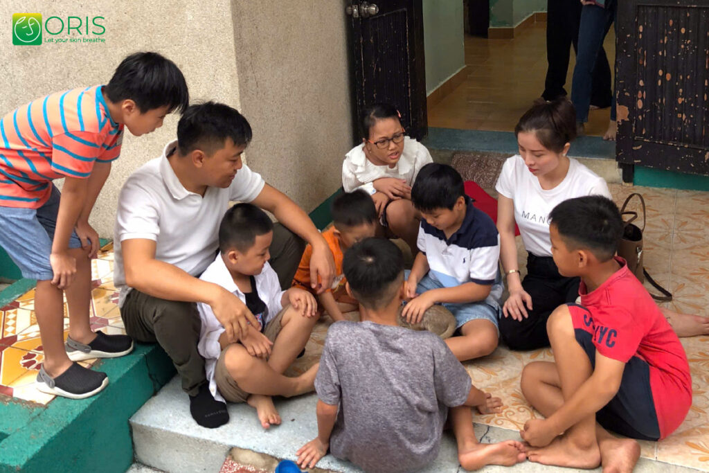 Các thành viên ORIS giao lưu cùng trẻ em tại Làng trẻ SOS Gò Vấp.